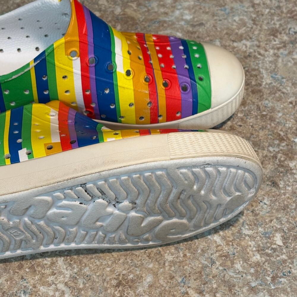 Native Jefferson Kids Water Rainbow Striped Slip on Casual Shoes Size J2 - Picture 8 of 11